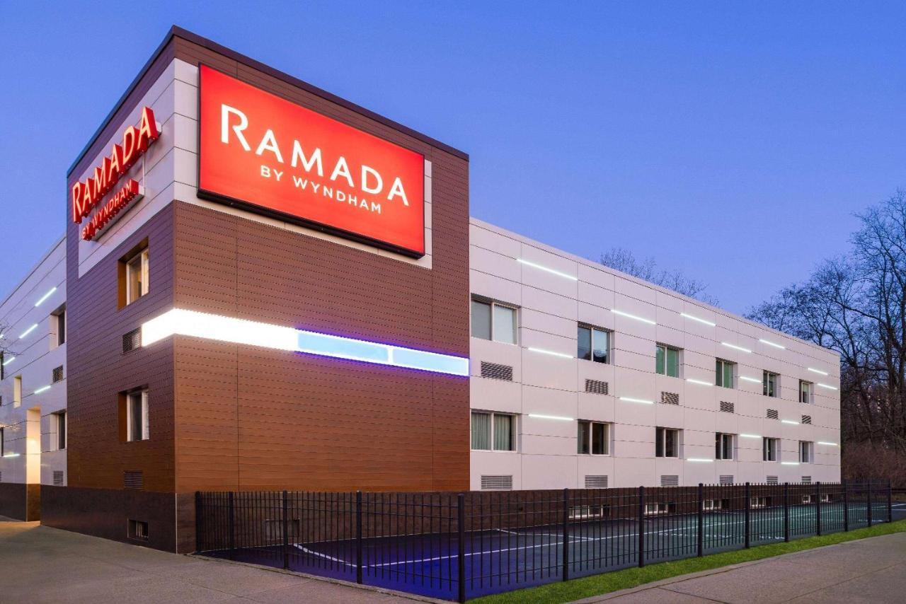 Ramada By Wyndham Bronx Hotel New York Exterior photo