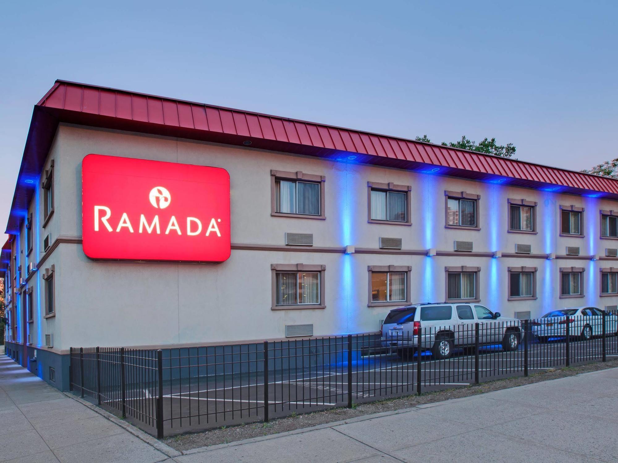 Ramada By Wyndham Bronx Hotel New York Exterior photo